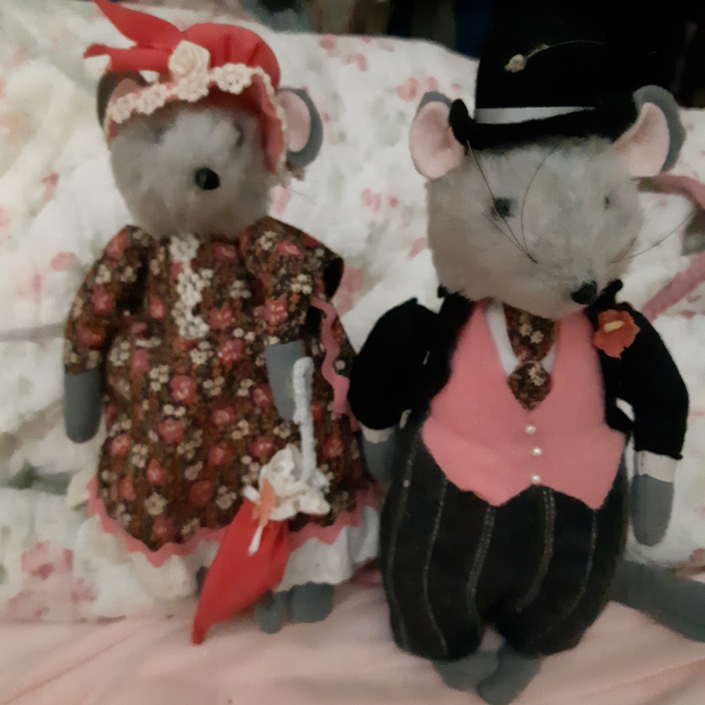 Handcrafted Decorative Pink Floral Mouse Couple Figurines